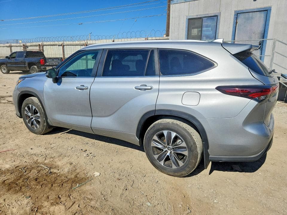 2024 TOYOTA HIGHLANDER XLE 2