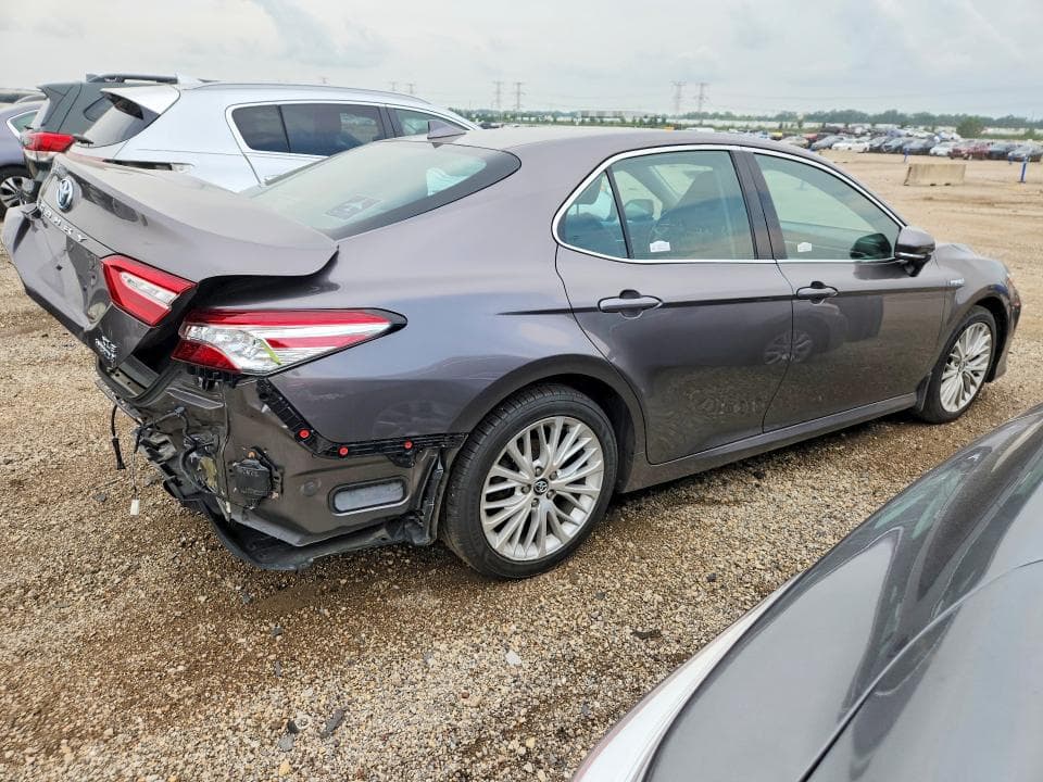 2020 TOYOTA CAMRY XLE 3
