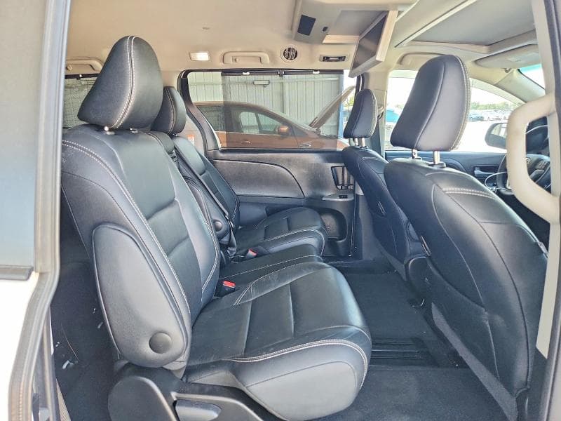 2017 TOYOTA SIENNA SE 11