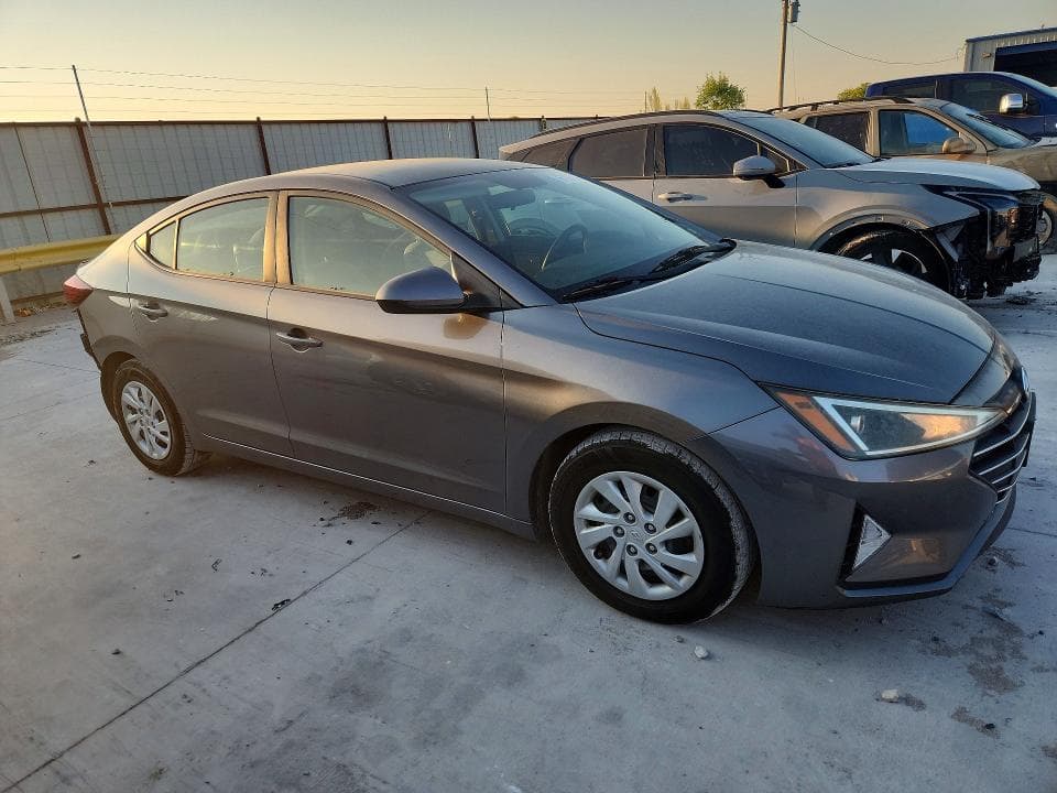 2019 HYUNDAI ELANTRA SE 4