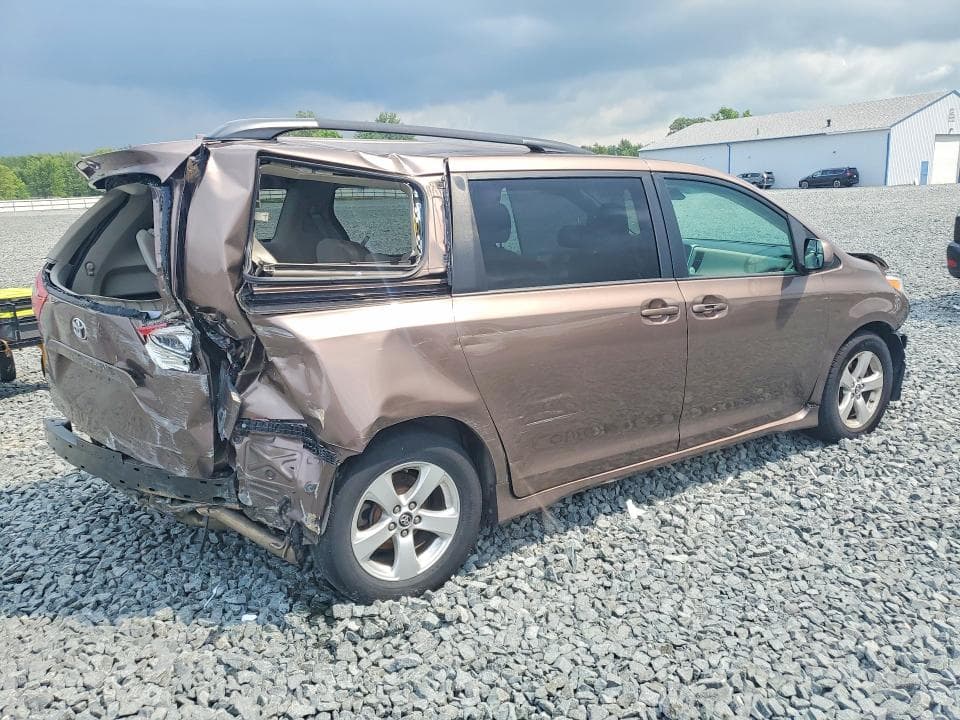 2018 TOYOTA SIENNA LE 3