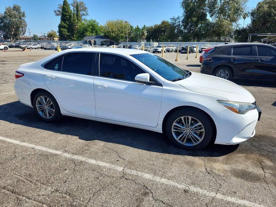 2017 TOYOTA CAMRY SE 4