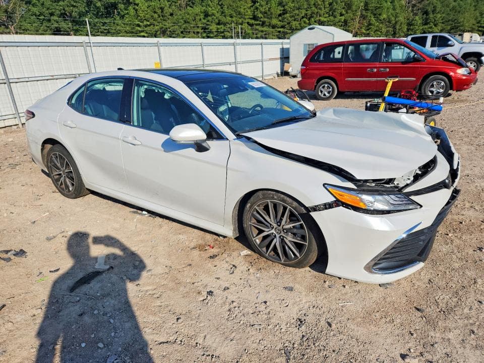 2023 TOYOTA CAMRY XLE 4