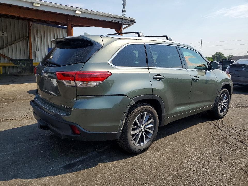 2017 TOYOTA HIGHLANDER XLE 3