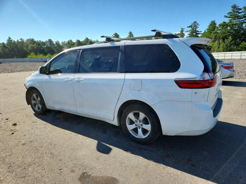 2017 TOYOTA SIENNA LE 2