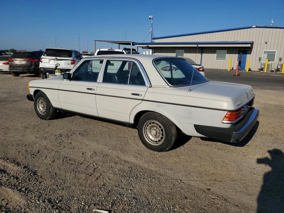 1980 MERCEDES-BENZ 300D 2