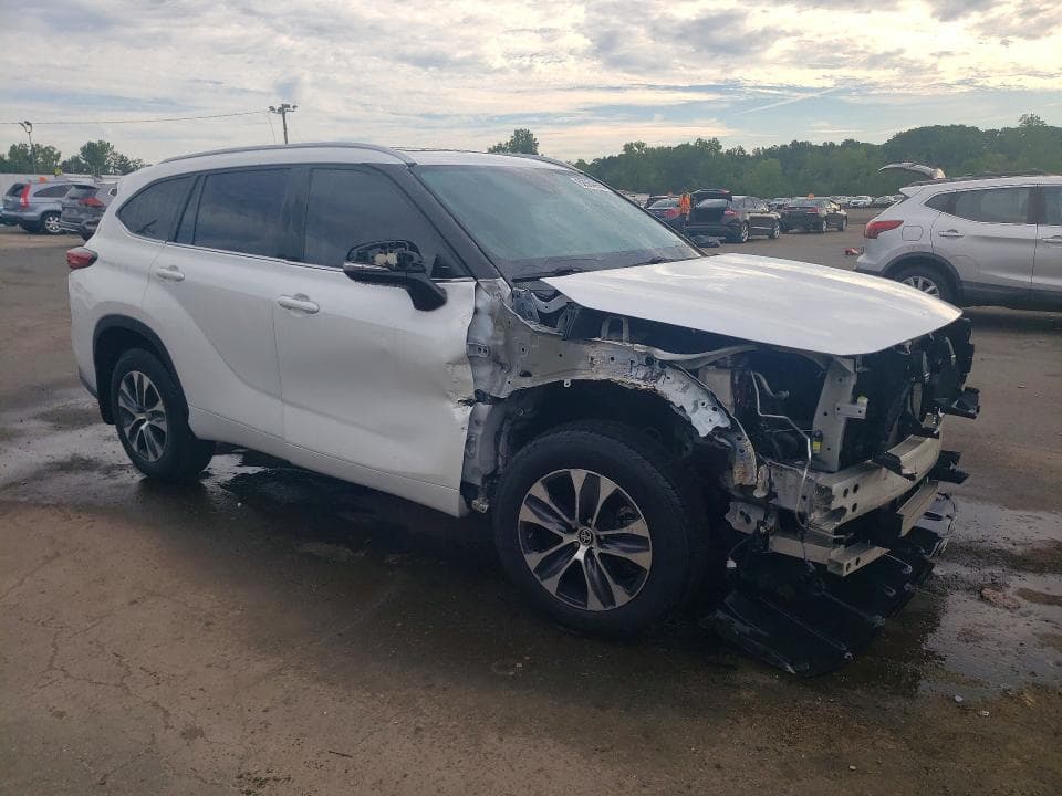 2023 TOYOTA HIGHLANDER XLE 4
