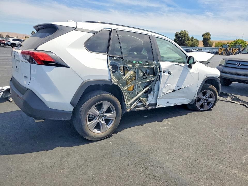 2022 TOYOTA RAV4 XLE 3