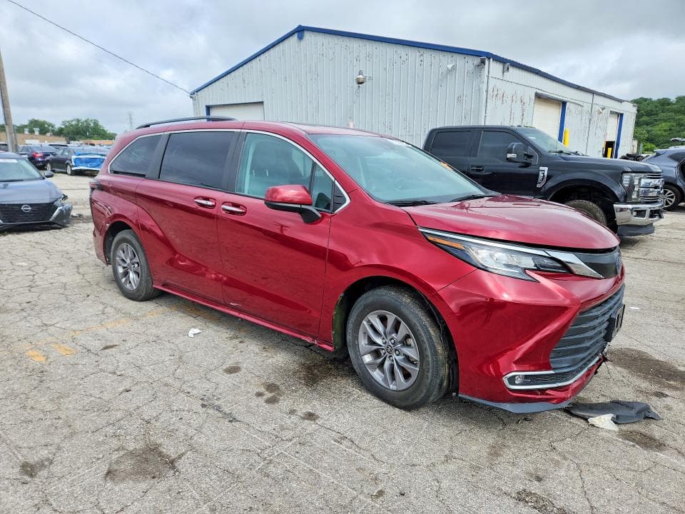 2023 TOYOTA SIENNA XLE 4