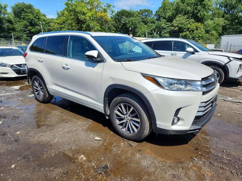 2017 TOYOTA HIGHLANDER XLE 4