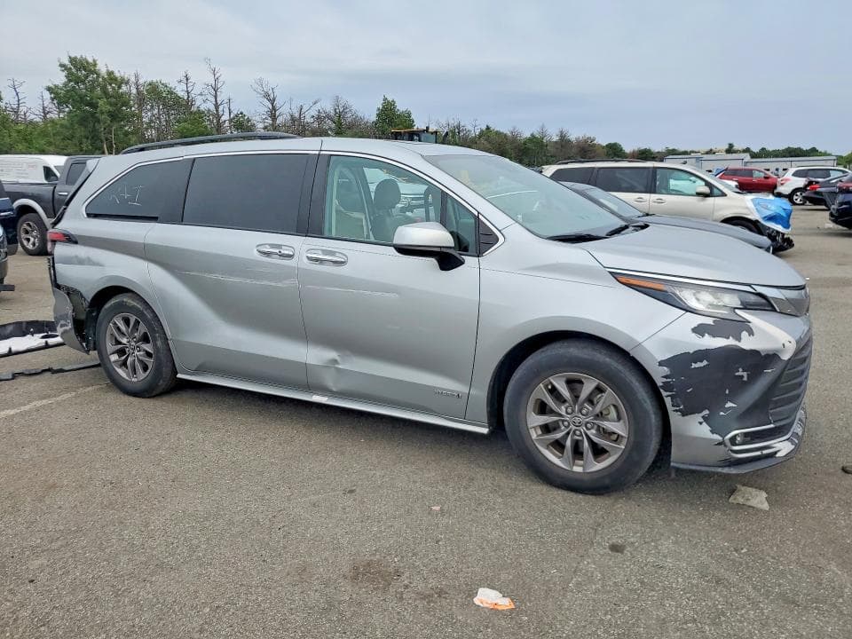 2021 TOYOTA SIENNA XLE 4