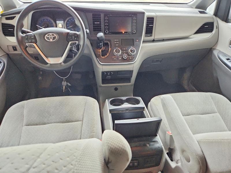 2019 TOYOTA SIENNA LE 8