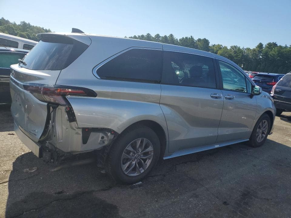 2023 TOYOTA SIENNA XLE 3