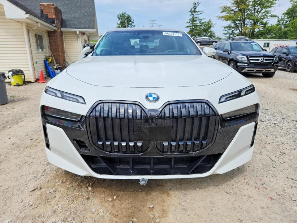 2023 BMW 760 XI 5