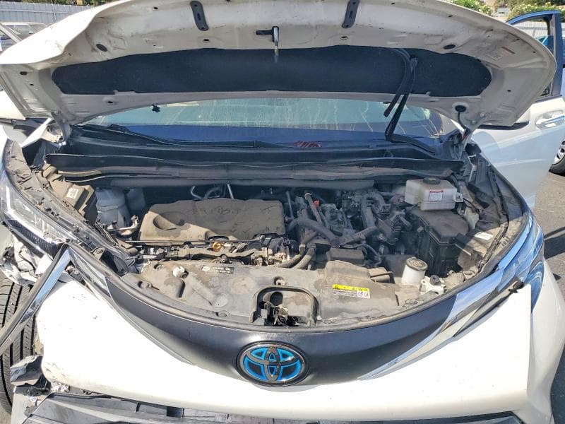 2021 TOYOTA SIENNA XLE 12