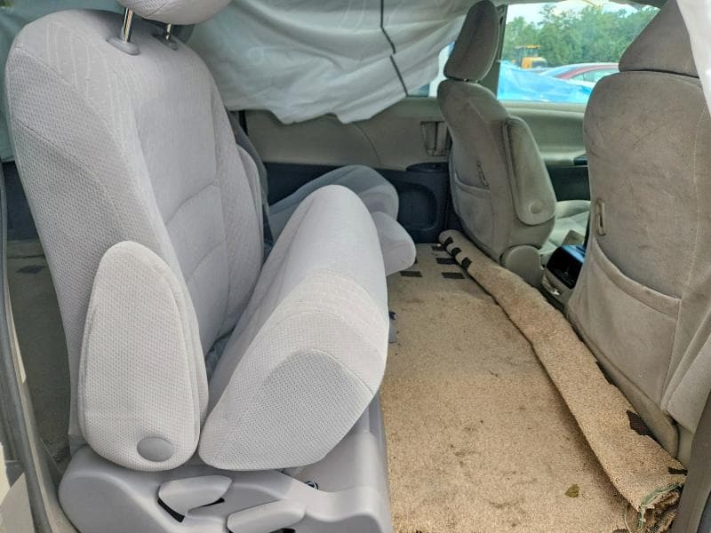 2017 TOYOTA SIENNA LE 11