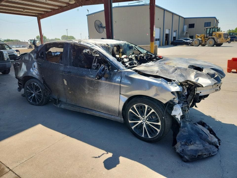 2019 TOYOTA CAMRY SE 4