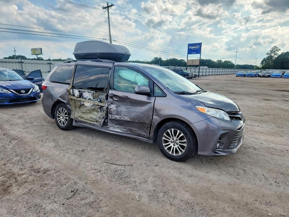 2018 TOYOTA SIENNA XLE 8-PASSENGER 4