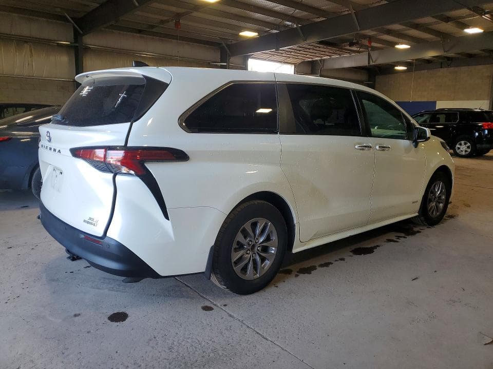 2021 TOYOTA SIENNA XLE 3