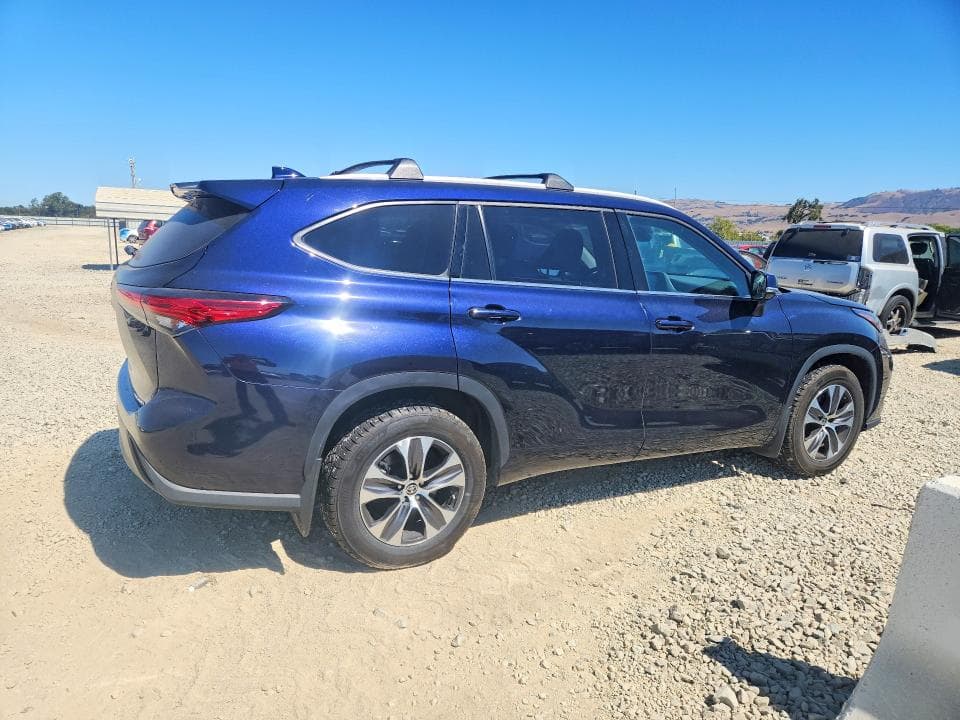 2022 TOYOTA HIGHLANDER XLE 3