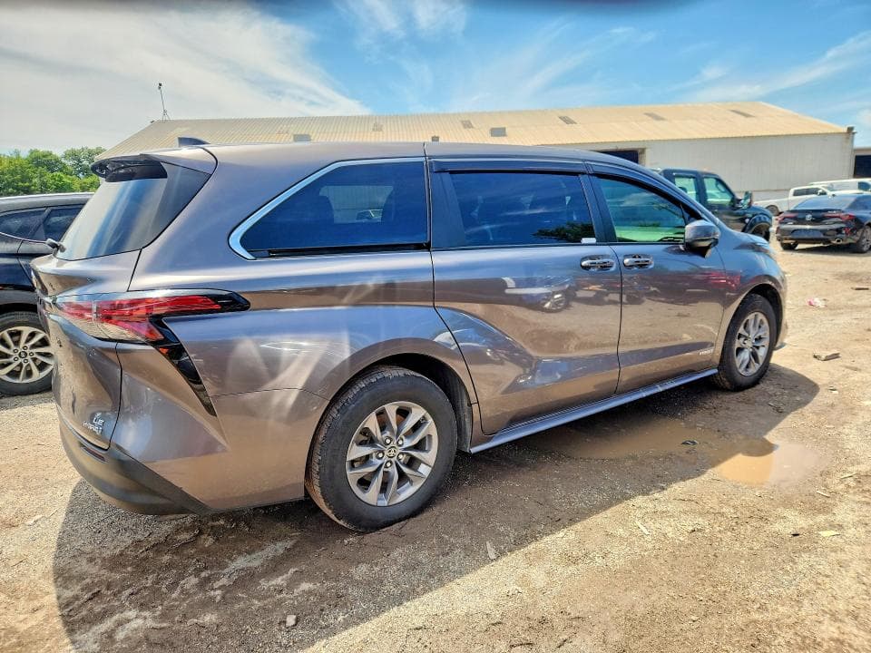 2021 TOYOTA SIENNA LE 3