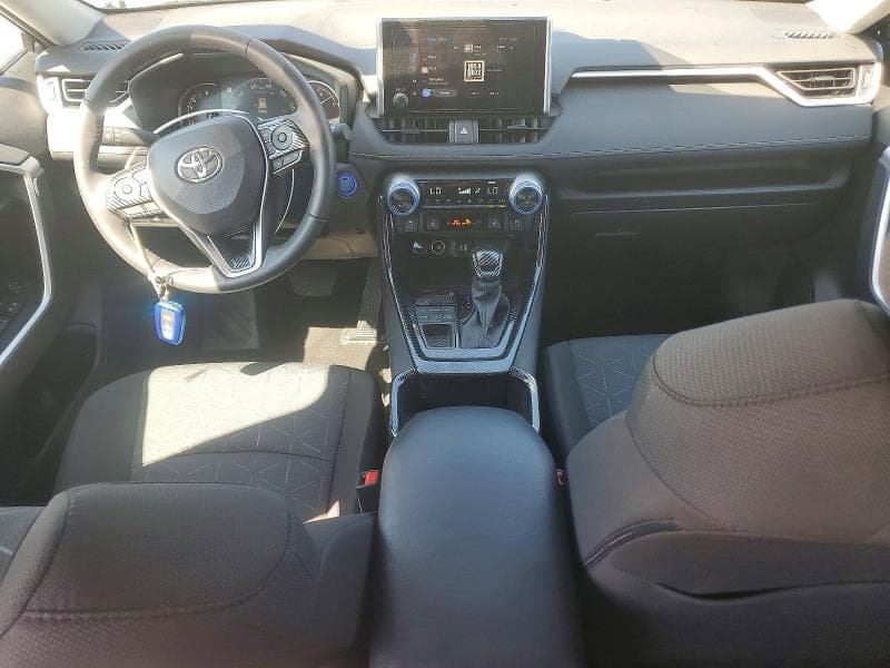 2025 TOYOTA RAV4 XLE 8