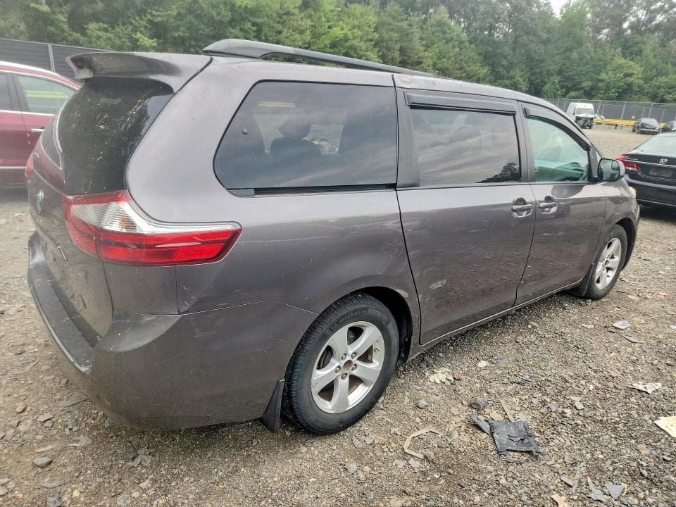 2017 TOYOTA SIENNA LE 3