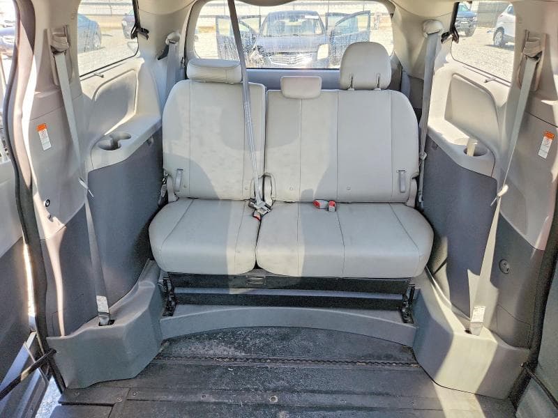 2018 TOYOTA SIENNA XLE 8-PASSENGER 10