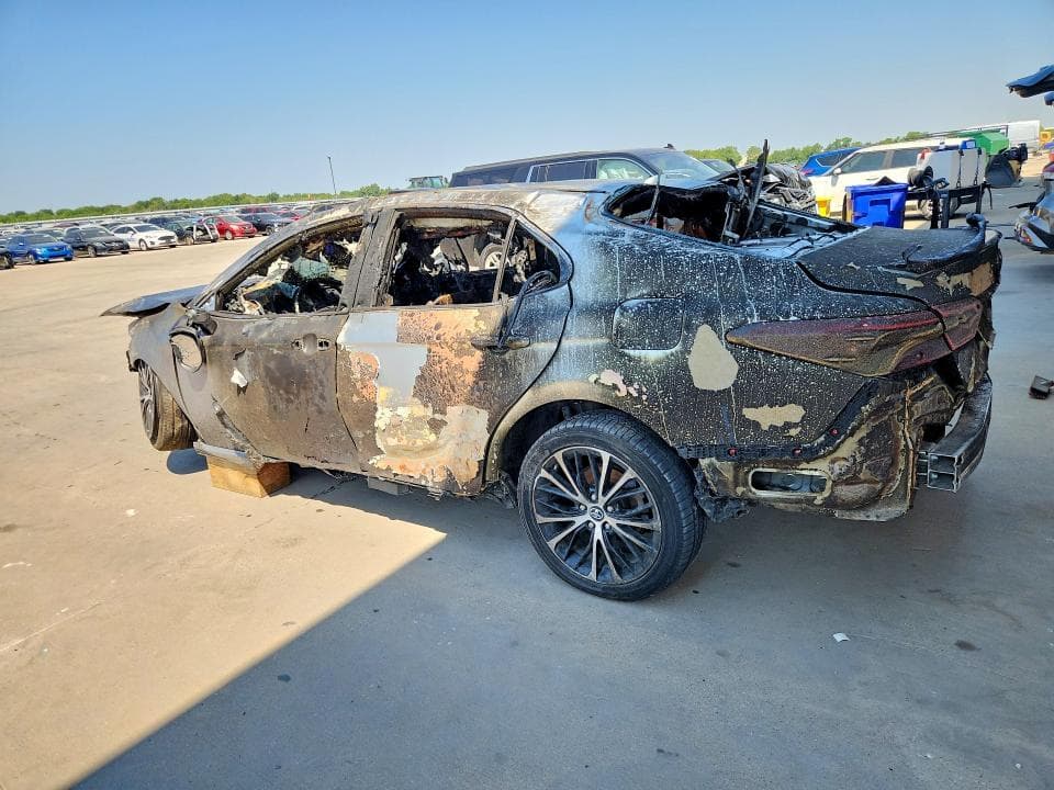 2019 TOYOTA CAMRY SE 2