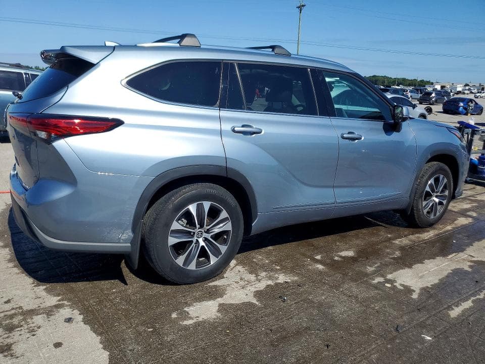 2021 TOYOTA HIGHLANDER XLE 3
