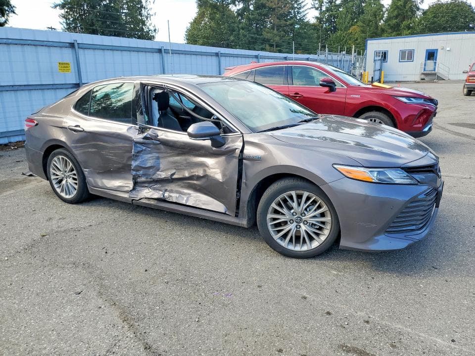 2019 TOYOTA CAMRY HYBRID XLE 4
