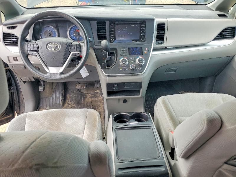 2018 TOYOTA SIENNA LE 8
