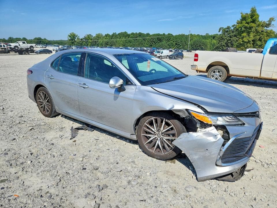 2021 TOYOTA CAMRY XLE 4