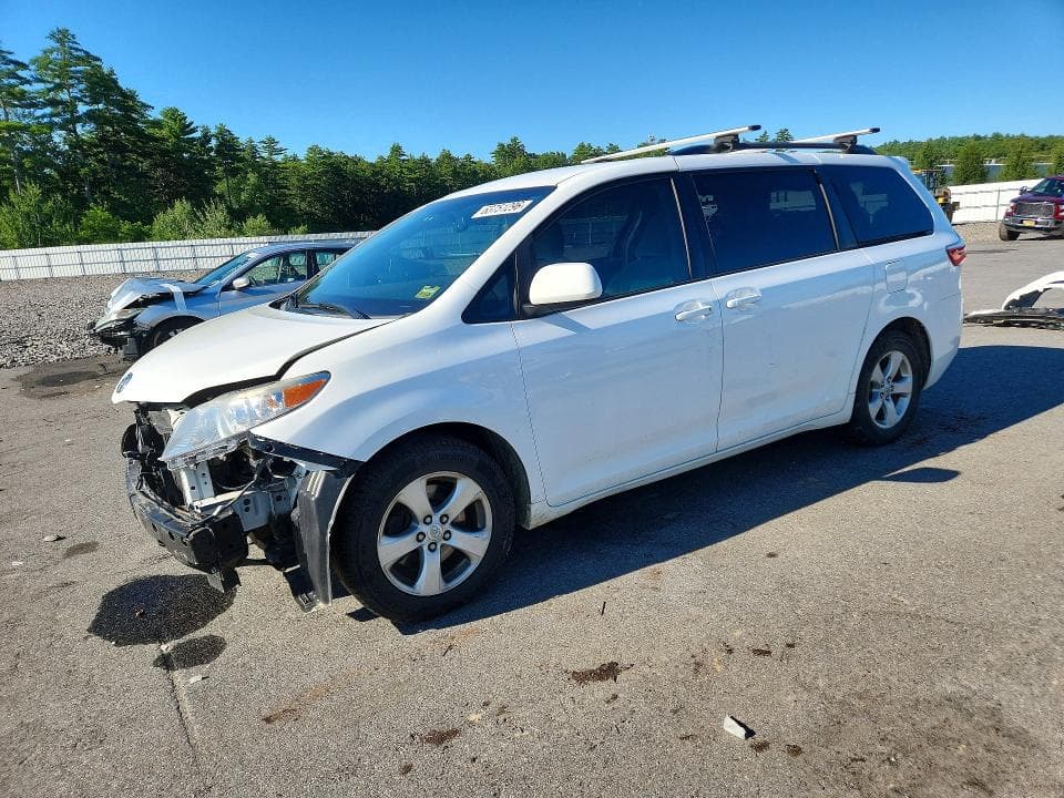 2017 TOYOTA SIENNA LE - 1