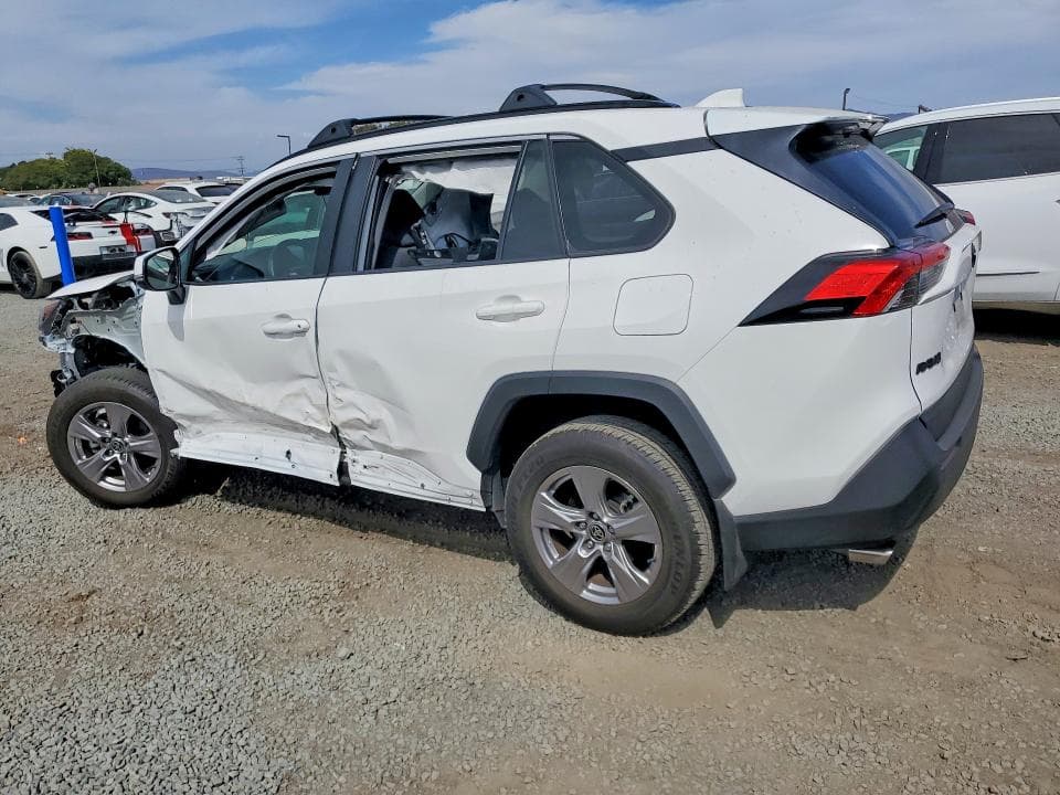 2022 TOYOTA RAV4 XLE 2