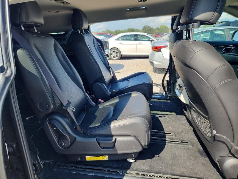 2024 KIA CARNIVAL LX 11