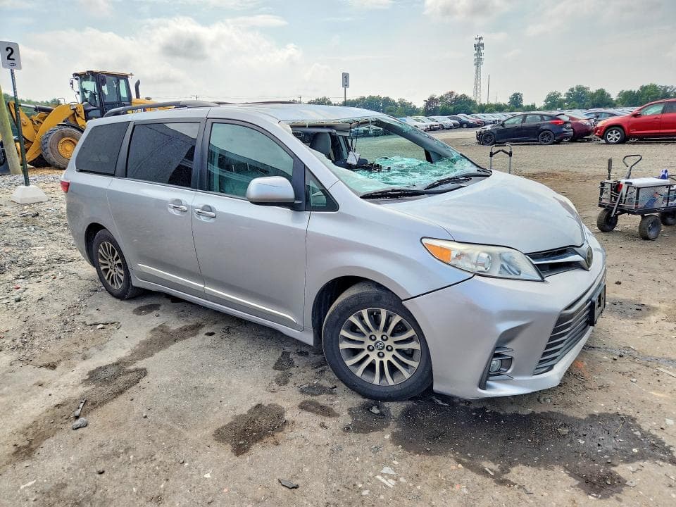 2018 TOYOTA SIENNA XLE 8-PASSENGER 4