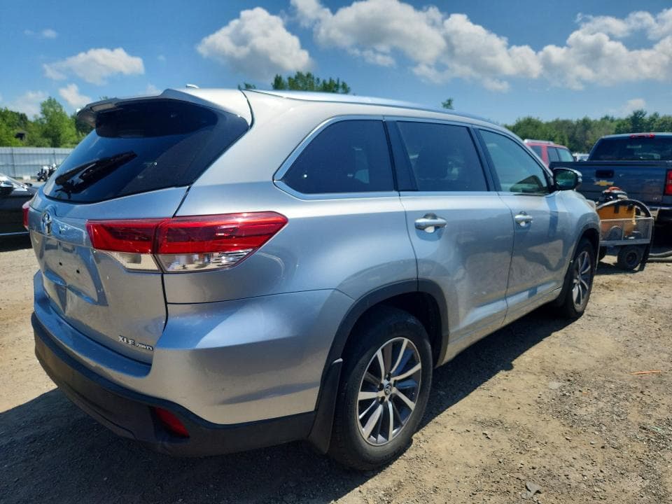 2018 TOYOTA HIGHLANDER XLE 3