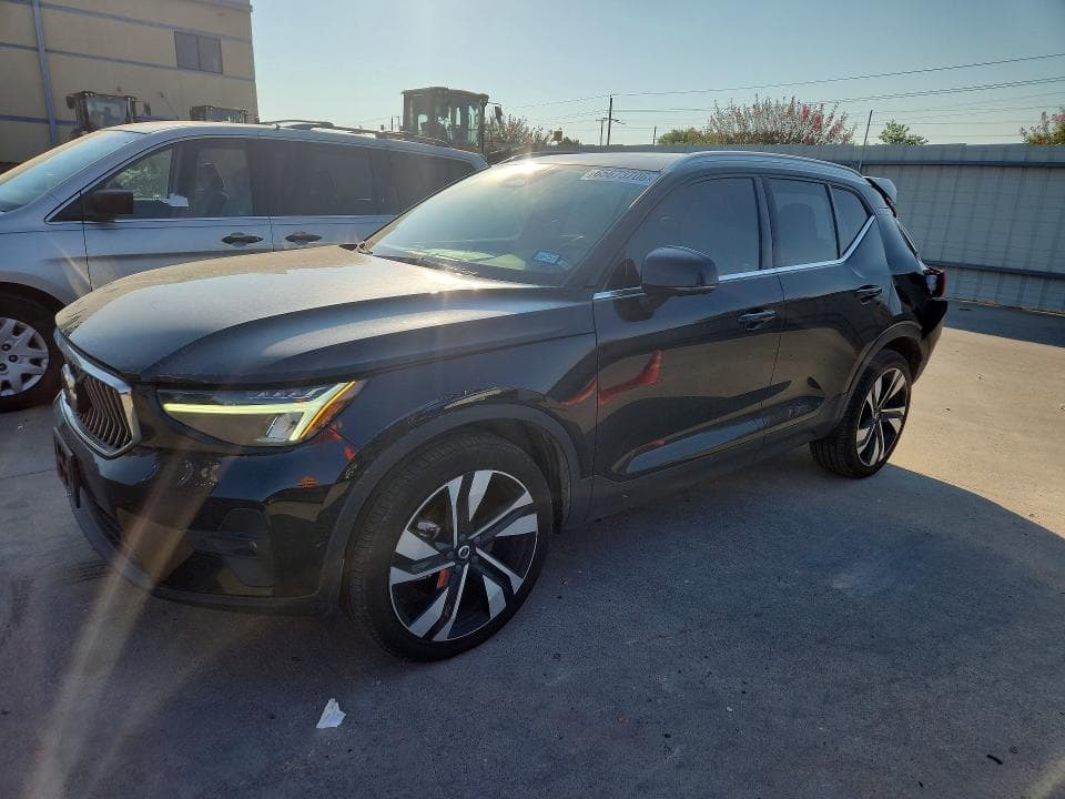 2023 VOLVO XC40 PLUS - 1