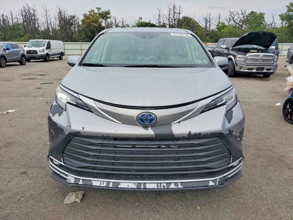 2021 TOYOTA SIENNA XLE 5