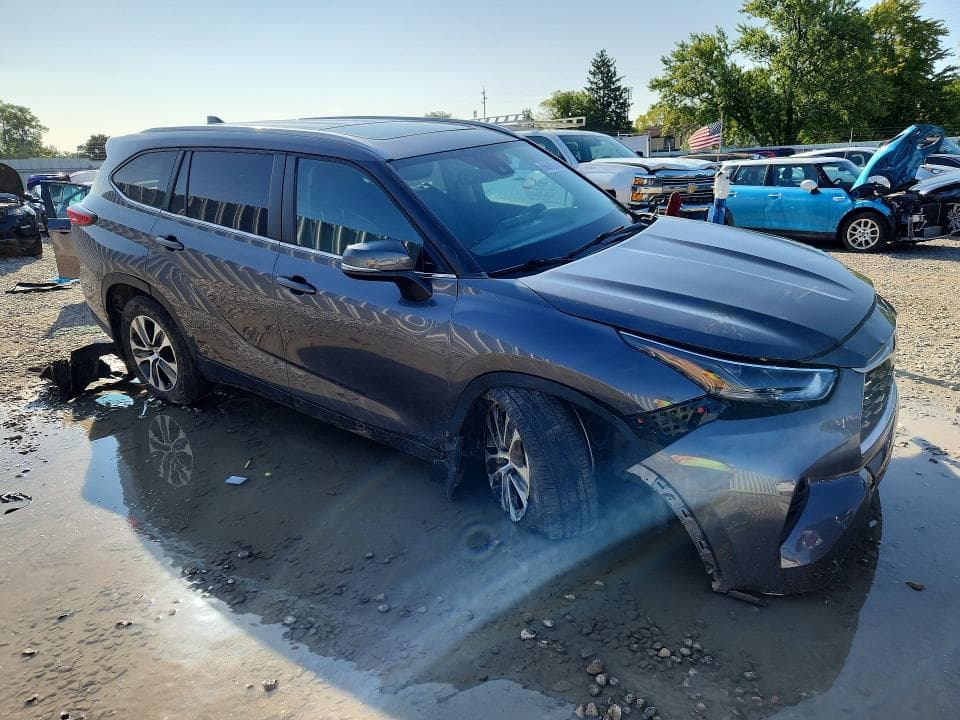 2023 TOYOTA HIGHLANDER XLE 4