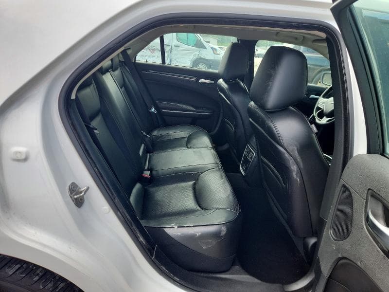 2019 CHRYSLER 300 LIMITED 10