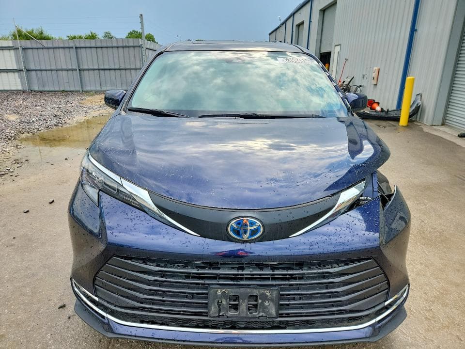 2024 TOYOTA SIENNA XLE 5