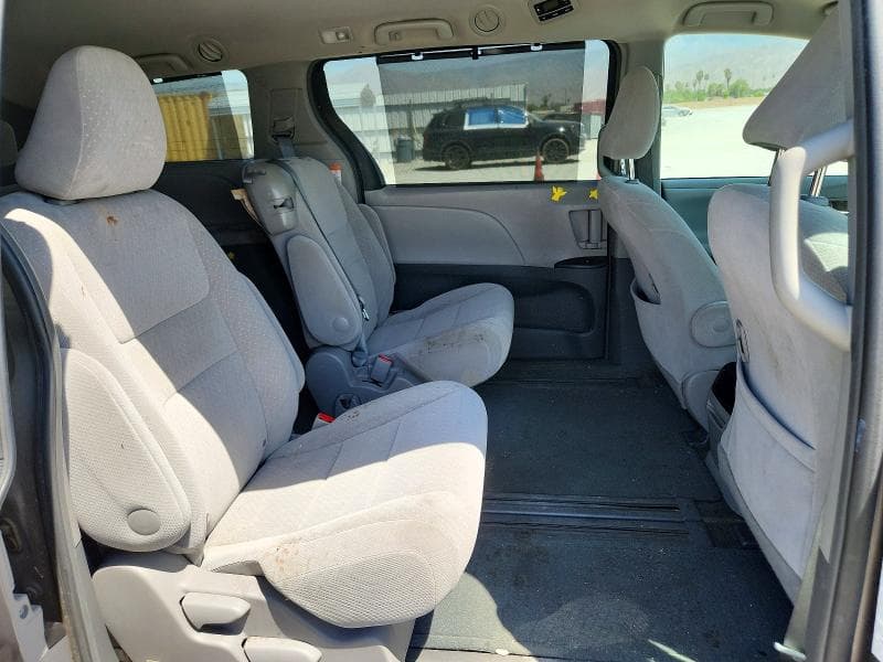 2017 TOYOTA SIENNA LE 11