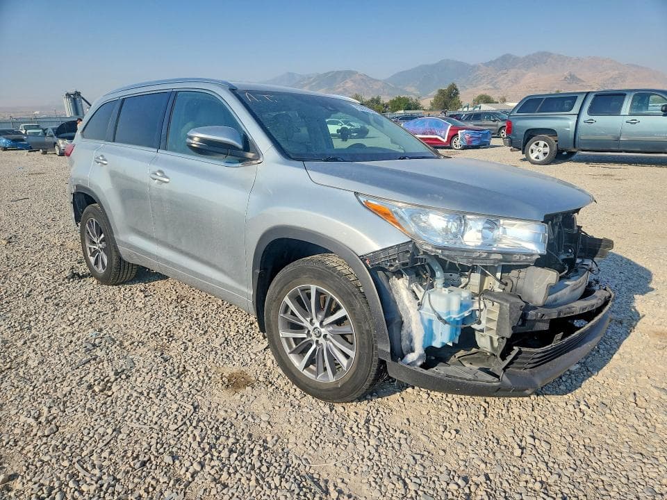 2017 TOYOTA HIGHLANDER XLE 4