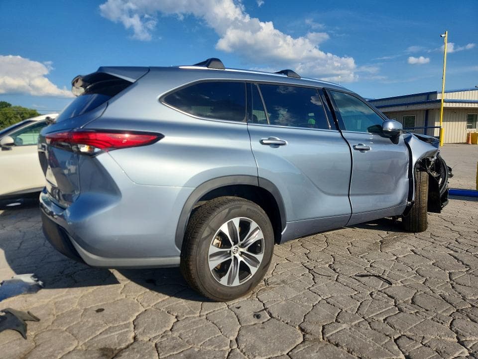 2021 TOYOTA HIGHLANDER XLE 3