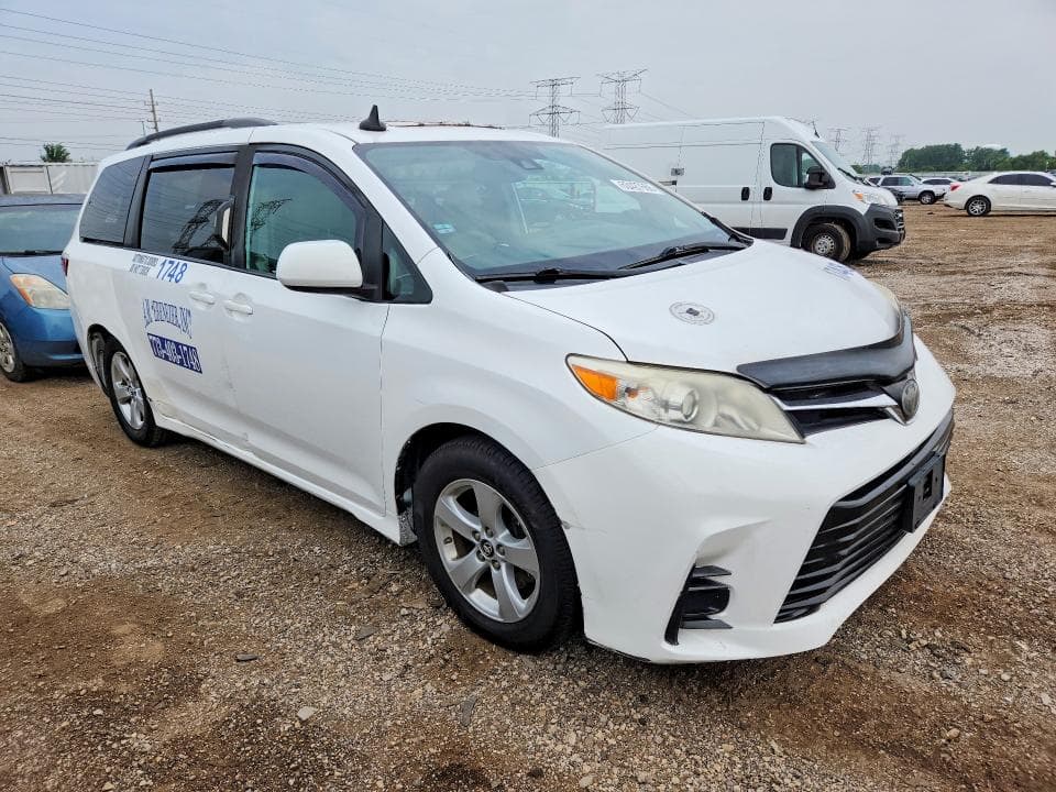 2019 TOYOTA SIENNA LE 4
