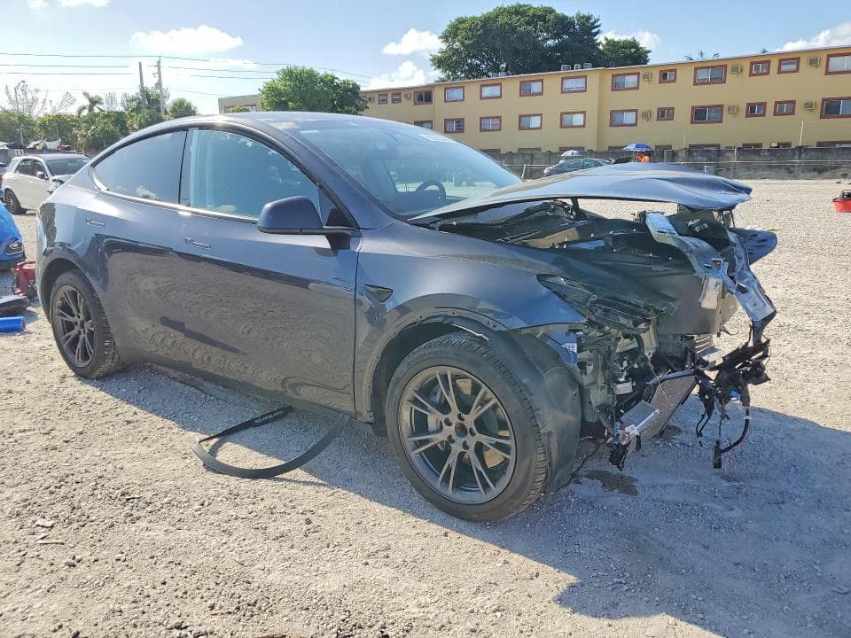 2025 TESLA MODEL Y 4