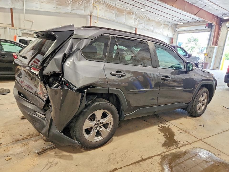 2023 TOYOTA RAV4 XLE 3