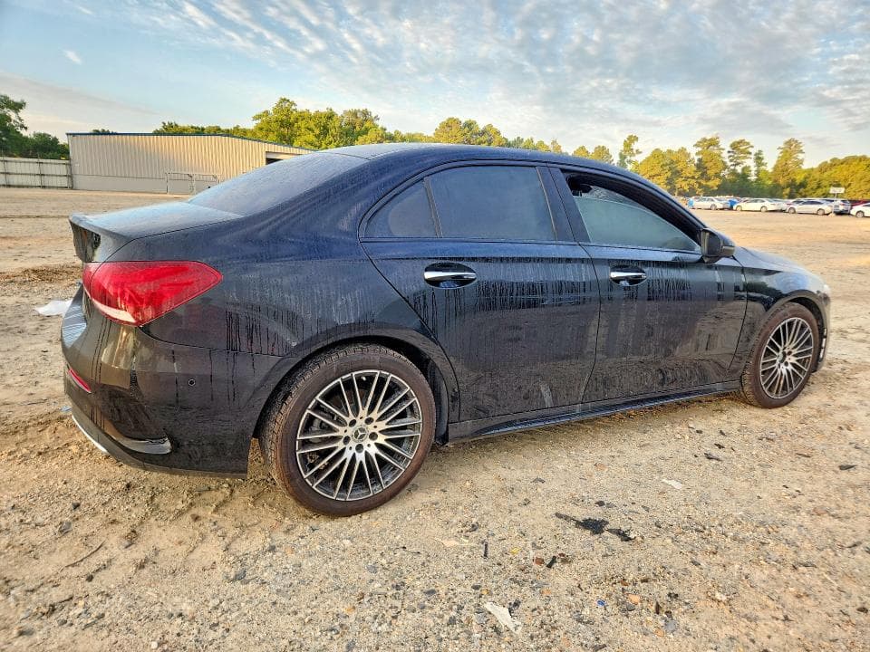 2022 MERCEDES-BENZ A 220 3